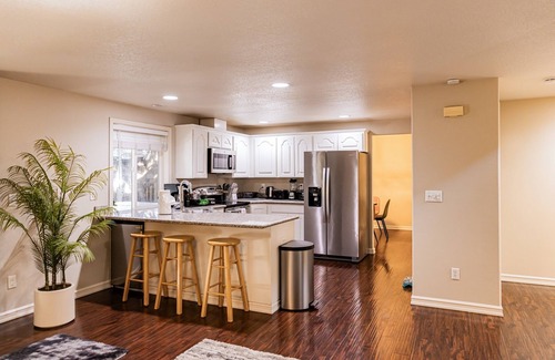 Vancouver House | Spacious 4-bedroom house in Vancouver with hot tub, workspace, fireplace, AC