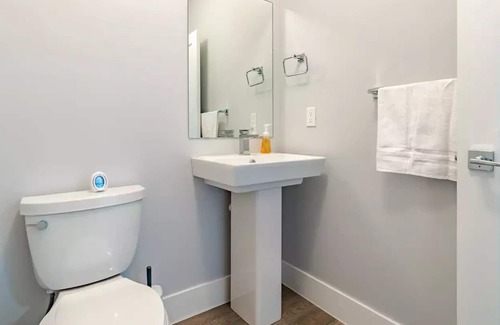 Calgary House | Spacious 4 bedroom home with AC/BBQ & close to YYC