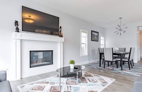 Calgary House | Spacious 4 bedroom home with AC/BBQ & close to YYC
