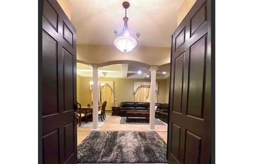 Merced House | Spacious 4 bedroom Home in Merced - free parking