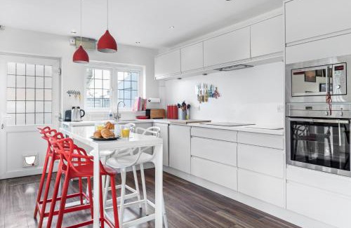 West Bridgford House | Spacious 4 Bedroom House with Lovely Large Garden