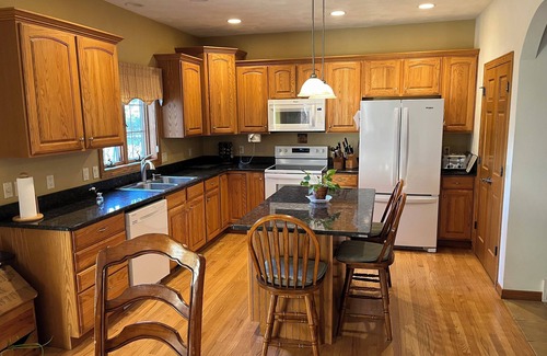 Village of Harrison House | Spacious 4-bedroom house. 23 miles to Lambeau Field and 21 miles to EAA Oshkosh