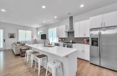 Sugar Creek House | Spacious 4-bedroom house with WiFi, AC in charming Charlotte