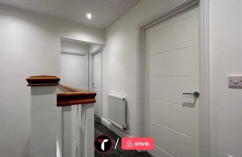 Rushmoor District House | Spacious 4 Bedroom House for 8 Guests Ideal for Families and Contractors, WIFI and Free Parking