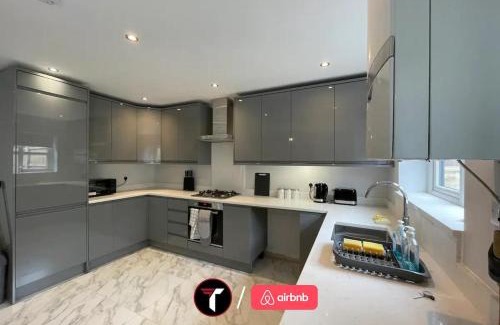 Rushmoor District House | Spacious 4 Bedroom House for 8 Guests Ideal for Families and Contractors, WIFI and Free Parking