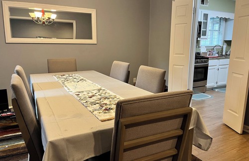 University District House | Spacious 4-bedroom house in charming Memphis with AC, WiFi