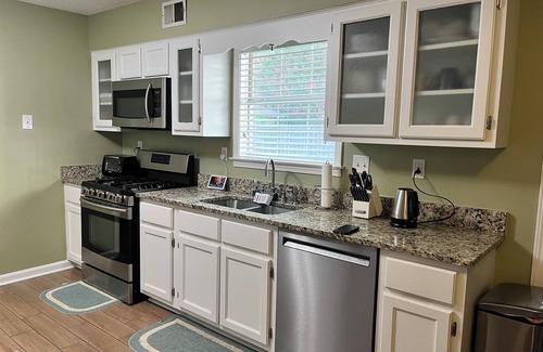 University District House | Spacious 4-bedroom house in charming Memphis with AC, WiFi