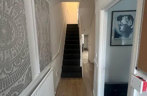 Brixton Apartment | Spacious 4 Bedroom House