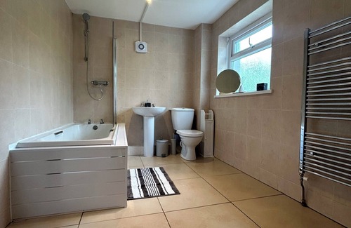 Castle House | Spacious 4 Bedroom House - Central & Pet Friendly