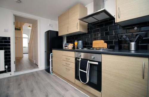 Adamsdown Apartment | Spacious 4 bedroom house - Moira Lodge by Tŷ SA