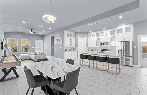 Cedar Crest House | Spacious 4-bedroom house in fabulous Dallas with WiFi, AC