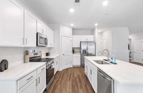Pooler House | Spacious 4-bedroom house with Theater and Kids area in Pooler, Sleeps 10