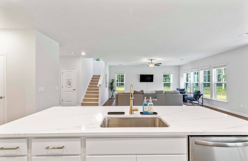 Pooler House | Spacious 4-bedroom house with Theater and Kids area in Pooler, Sleeps 10