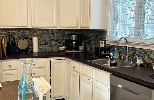 Moody House | Spacious 4-bedroom house in charming Wells with AC, full kitchen, WiFi