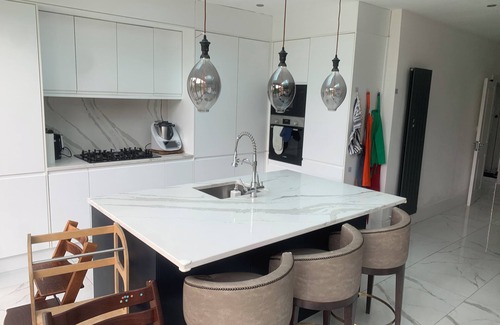 Uxbridge South House | Spacious 4-Bedroom in Uxbridge close to Heathrow, Legoland and Windsor Castle