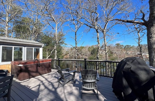 Cataumet House | Spacious 4-bedroom Lakefront cottage in picturesque Bourne