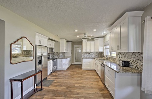 Orient Park Apartment | Spacious 4-Bedroom Lakefront Home
