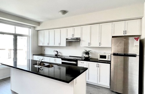 Markham House | Spacious 4 Bedroom Markham Townhouse with 2 Ensuite and King Memory Bed
