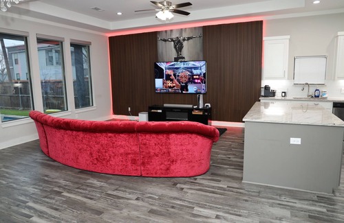 West Dallas Villa | Spacious 4-bedroom Private Pool Villa Close to Downtown Dallas