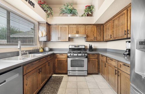 Pumpkin Center House | Spacious 4-bedroom house with WiFi, fitness room in Bakersfield