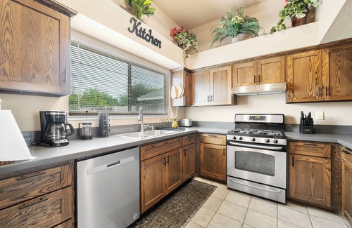 Pumpkin Center House | Spacious 4-bedroom house with WiFi, fitness room in Bakersfield