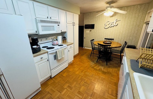 Cedar Rapids House | Spacious 4-bedroom House with AC and WiFi in Charming Cedar Rapids