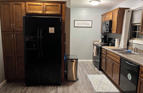 Hodgenville House | Spacious 4-bedroom 2.5 bath Duplex