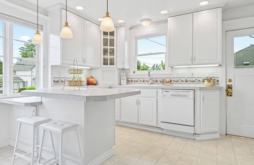 McLoughlin House | Spacious 4-bedroom 2-bath Home In Beautiful Oregon City, Pet Friendly!