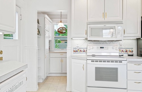 McLoughlin House | Spacious 4-bedroom 2-bath Home In Beautiful Oregon City, Pet Friendly!