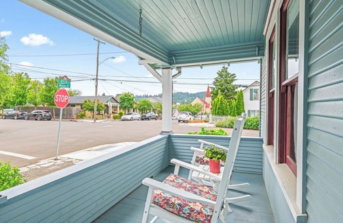 McLoughlin House | Spacious 4-bedroom 2-bath Home In Beautiful Oregon City, Pet Friendly!