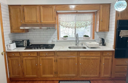 Whitman House | Spacious 4-bedroom townhome with WiFi and AC in superb Philadelphia