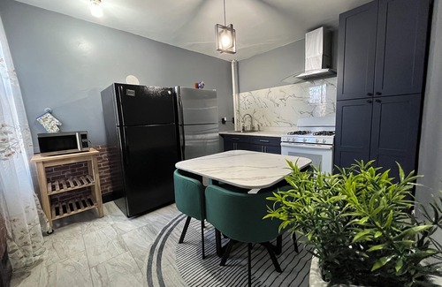 Spruce Hill Apartment | Spacious 4-bedroom unit with WiFi, AC near UPenn in university city Philadelphia