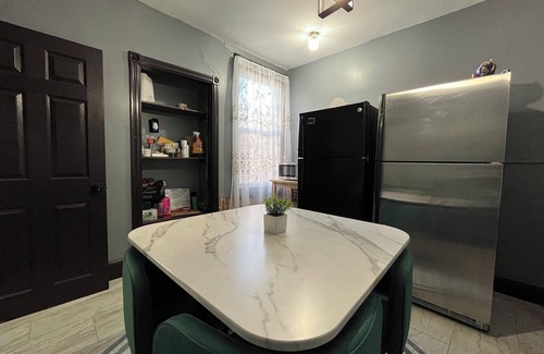 Spruce Hill Apartment | Spacious 4-bedroom unit with WiFi, AC near UPenn in university city Philadelphia