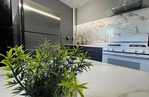 Spruce Hill Apartment | Spacious 4-bedroom unit with WiFi, AC near UPenn in university city Philadelphia