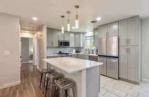West Jordan House | Spacious 4 Bedroom/2 Bath home/WiFi/Garage Parking/Backyard/Beautiful Kitchen