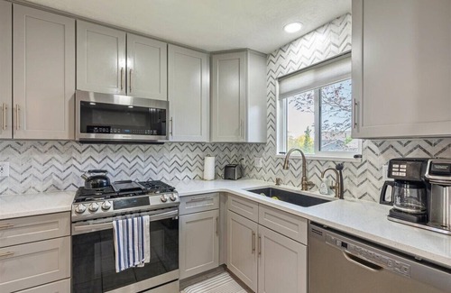 West Jordan House | Spacious 4 Bedroom/2 Bath home/WiFi/Garage Parking/Backyard/Beautiful Kitchen