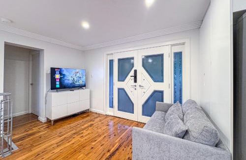 West Ryde Apartment | Spacious 4-bedrooms apartment in West Ryde with WiFi, AC