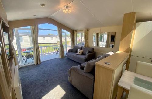 Hopton Cabin | Spacious 4 Berth Lodge With Wi-Fi & Decking At Broadland Sands Ref 20055Sv