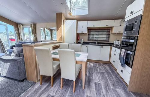 Hopton Cabin | Spacious 4 berth lodge with Wi-Fi & decking at Broadland Sands ref 20055SV