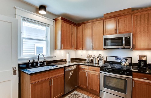 Merriam Park House | Spacious 4 BR 2 BA single family house with mid-century style furnishings