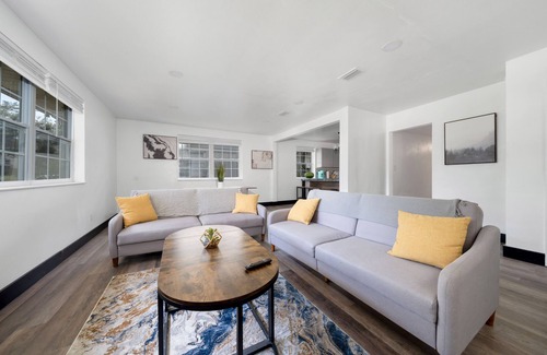 Northside House | Spacious 4-BR Home, 7 miles to TIAA Bank Field
