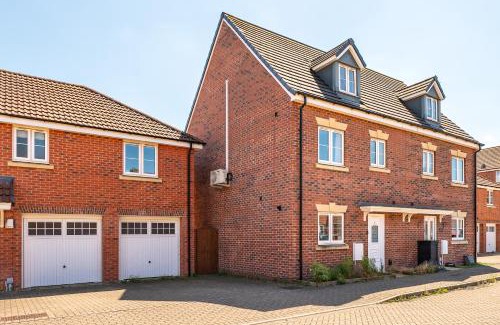 Wootton Bassett House | Spacious 4 bedroom, perfect for contractors, families, private parking