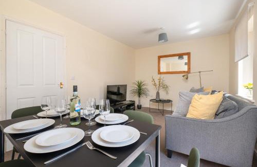 Wootton Bassett House | Spacious 4 bedroom, perfect for contractors, families, private parking