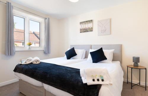 Wootton Bassett House | Spacious 4 bedroom, perfect for contractors, families, private parking