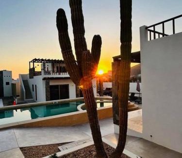 Cerritos House | Spacious 4B Retreat, Walk to Beach, Rooftop Views