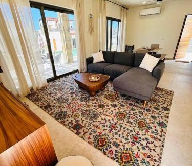 Cerritos House | Spacious 4B Retreat, Walk to Beach, Rooftop Views