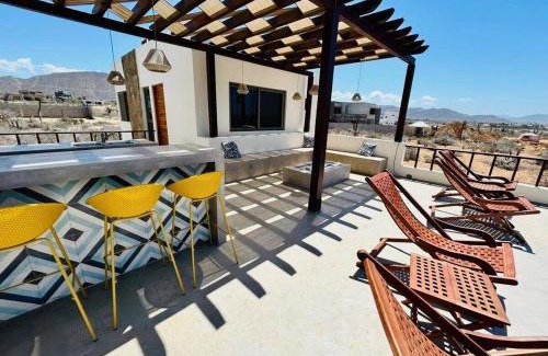Cerritos House | Spacious 4B Retreat, Walk to Beach, Rooftop Views