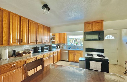Seaside House | Spacious 4B2B Home + 2 FREE Aquarium Tickets Perfect Holiday Getaway in Seaside!