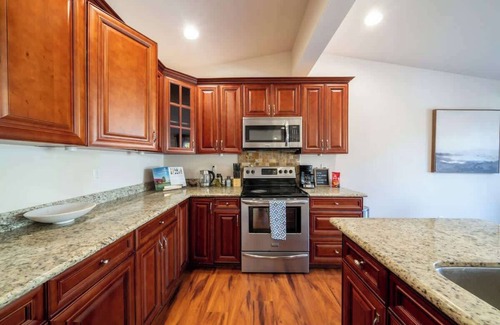 View Ridge House | Spacious 4b2b house/Partial lake views/Backyard