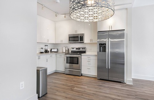 Central Business District Apartment | Spacious 4BD Condo-Sleeps 12-Walk to Bourbon St & Superdome